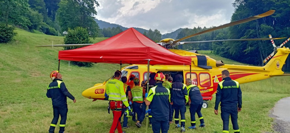 Cade con la mountain bike e sbatte con violenza la testa: i compagni e i soccorritori lo portano all’eliambulanza